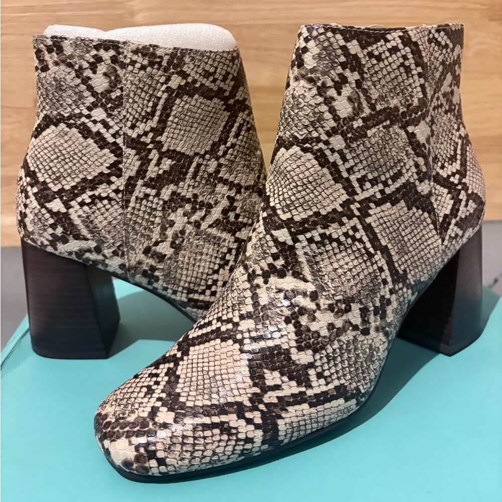 NWOB Bella Vita Leather Snake Print Boots 7.5